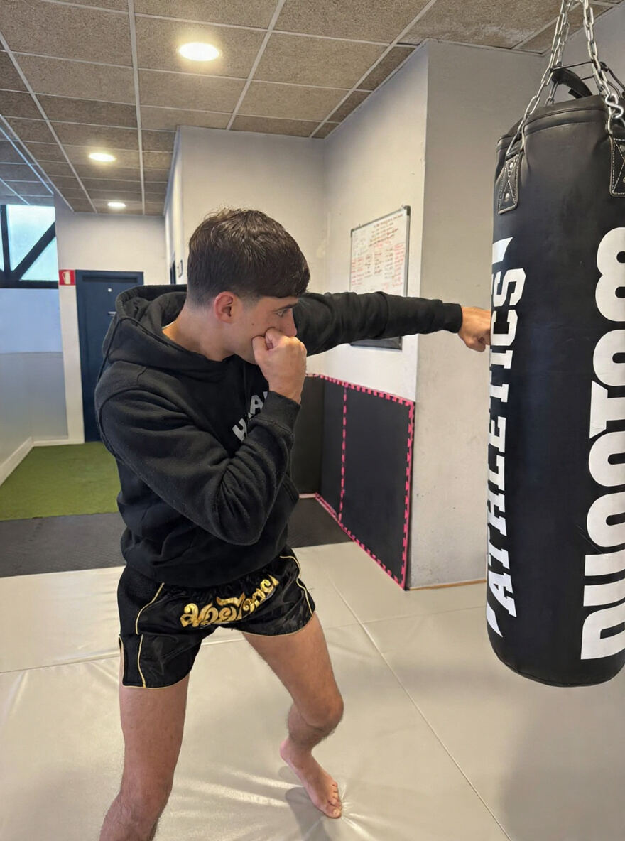 Alumno golpeando el saco de boxeo