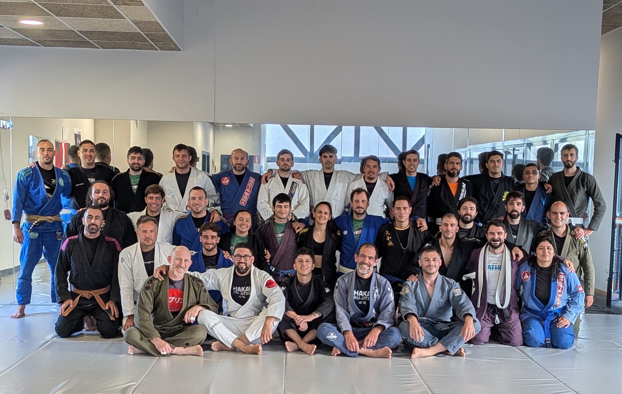 El equipo de Hakai sobre el tatami, con kimonos de varios colores